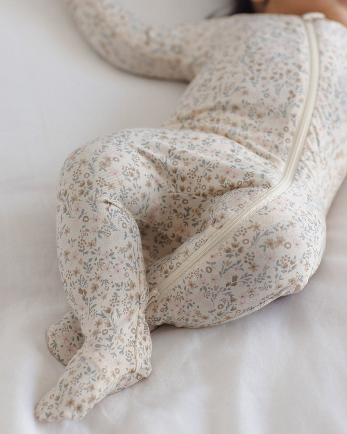 Quincy Mae Bamboo Zip Footie Bloom in NATURAL