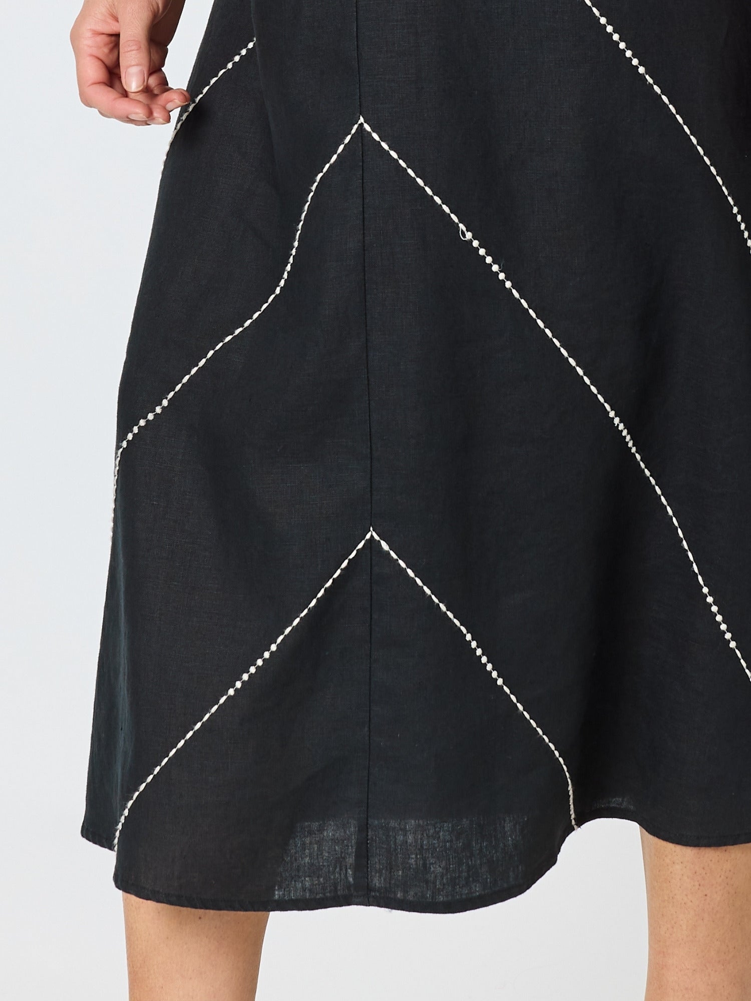 Hammock & Vine Haven Chevron Stitch Linen Dress - Black/White in Black/White